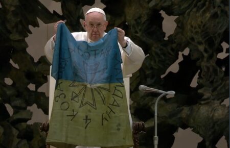 Папа Римський розгорнув привезений із Бучі український прапор