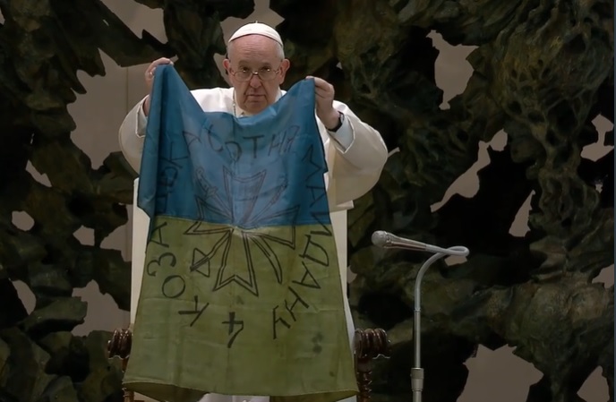 Папа Римський розгорнув привезений із Бучі український прапор