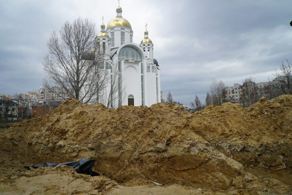 Братська могила у Бучі біля церкви Андрія Первозванного. Фото: Настя Горпінченко, Громадське радіо