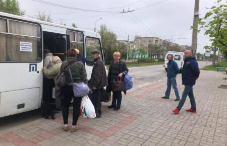 Все меньше людей хотят эвакуироваться с Луганщины, автобусы выезжают полупустыми — Гайдай
