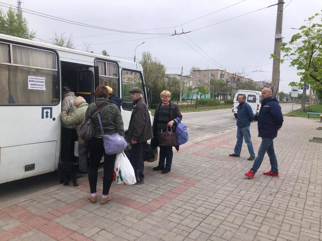 Усе менше людей хочуть евакуюватися з Луганщини, автобуси виїжджають напівпорожніми — Гайдай