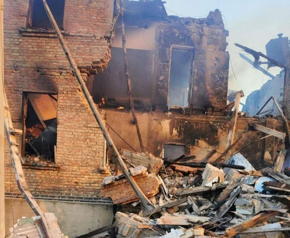 Ночью оккупанты продолжили обстреливать Луганщину, в одном из сел под завалами — 11 человек