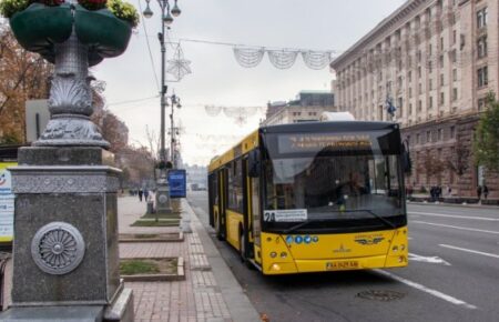 С сегодняшнего дня в Киеве возобновили оплату за проезд в коммунальном транспорте