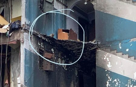 Один на 7 этаже в полуразрушенном доме: как в Бородянке спасали кота (фото, видео)