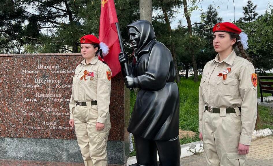 В Мариуполе установили памятник «бабушке с красным флагом»