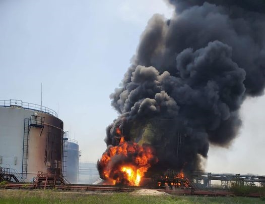 Російські окупанти знову обстріляли нафтопереробний завод у Лисичанську — зараз загасити пожежу неможливо