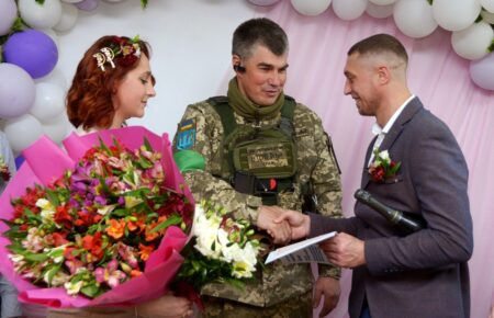 Український військовий, який захищав острів Зміїний, після звільнення з полону одружився