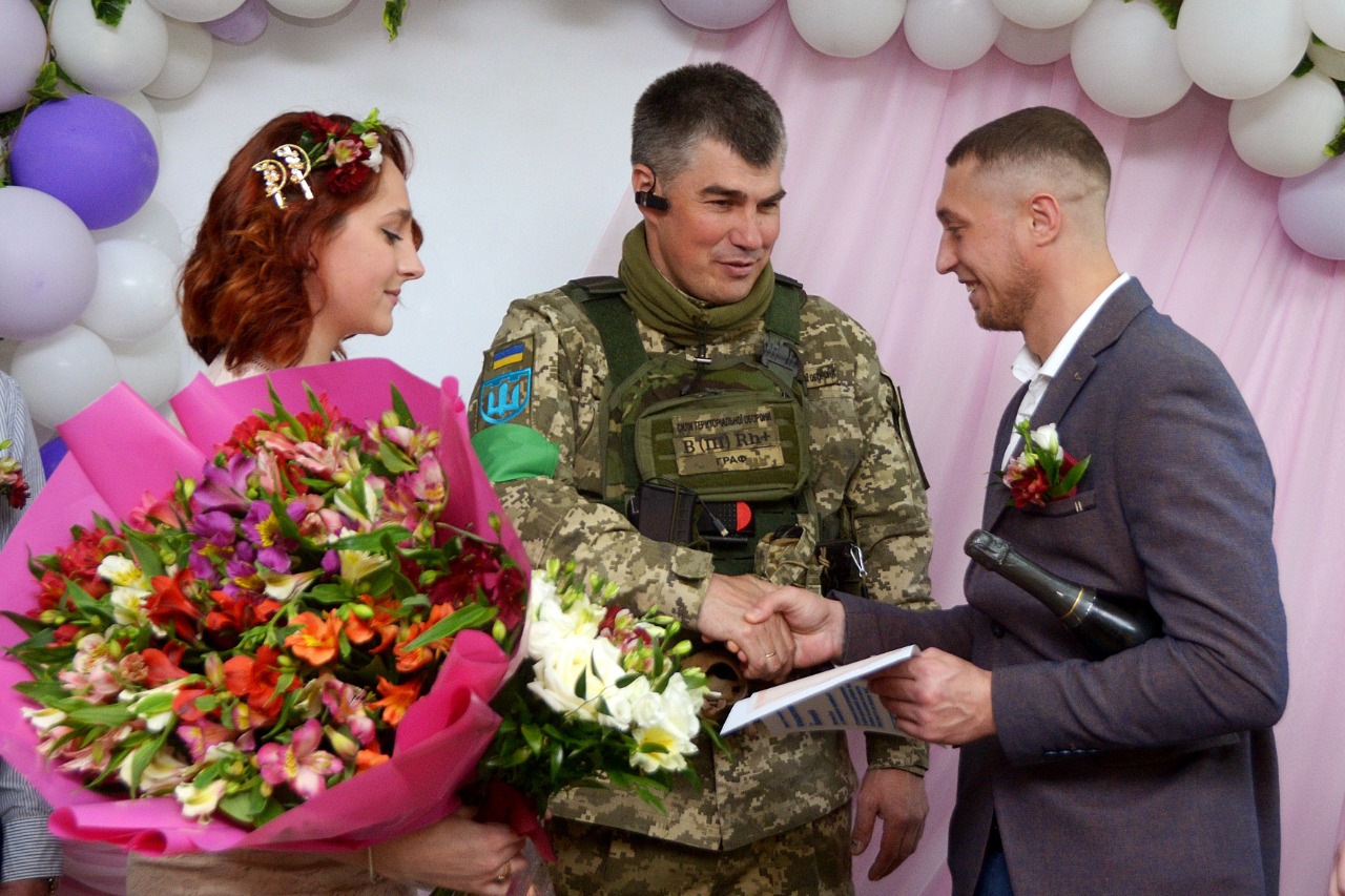 Український військовий, який захищав острів Зміїний, після звільнення з полону одружився