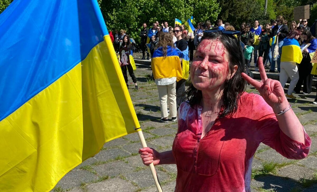 Ірина Земляна, яка провела акцію зі штучною кров'ю 9 травня у Варшаві, отримує погрози від росіян