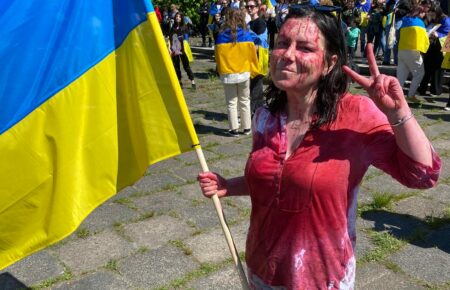 Ирина Земляная, которая провела акцию с искусственной кровью 9 мая в Варшаве, получает угрозы от россиян