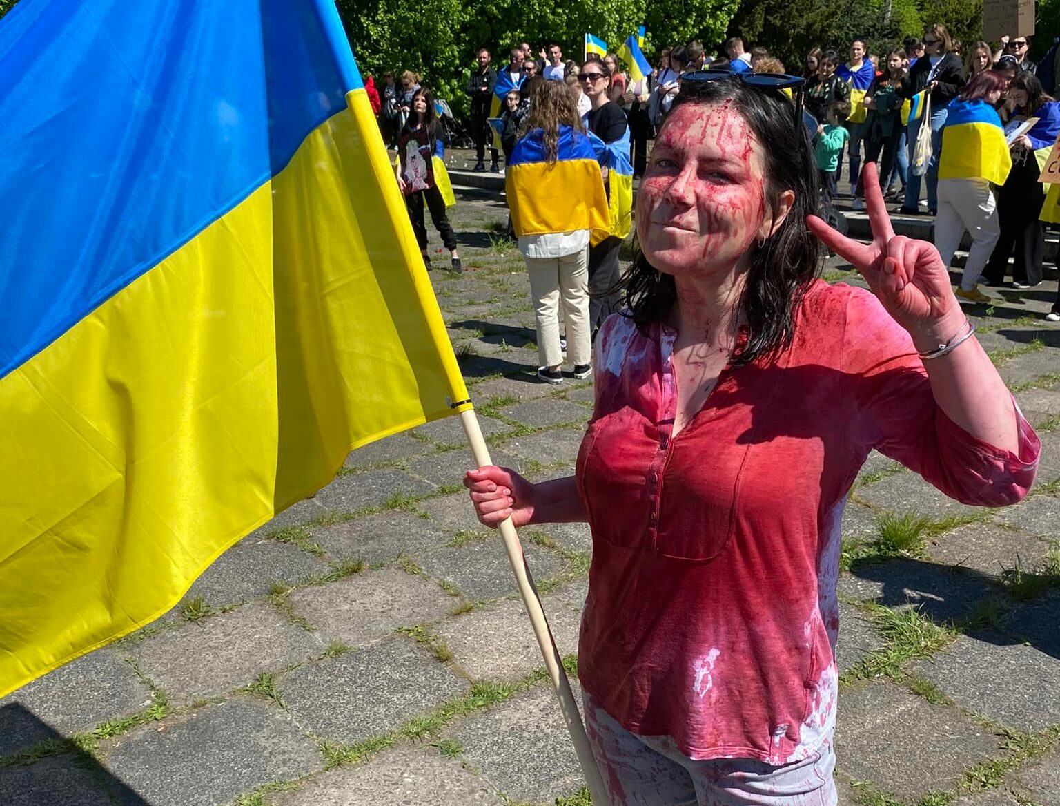 Ирина Земляная, которая провела акцию с искусственной кровью 9 мая в Варшаве, получает угрозы от россиян