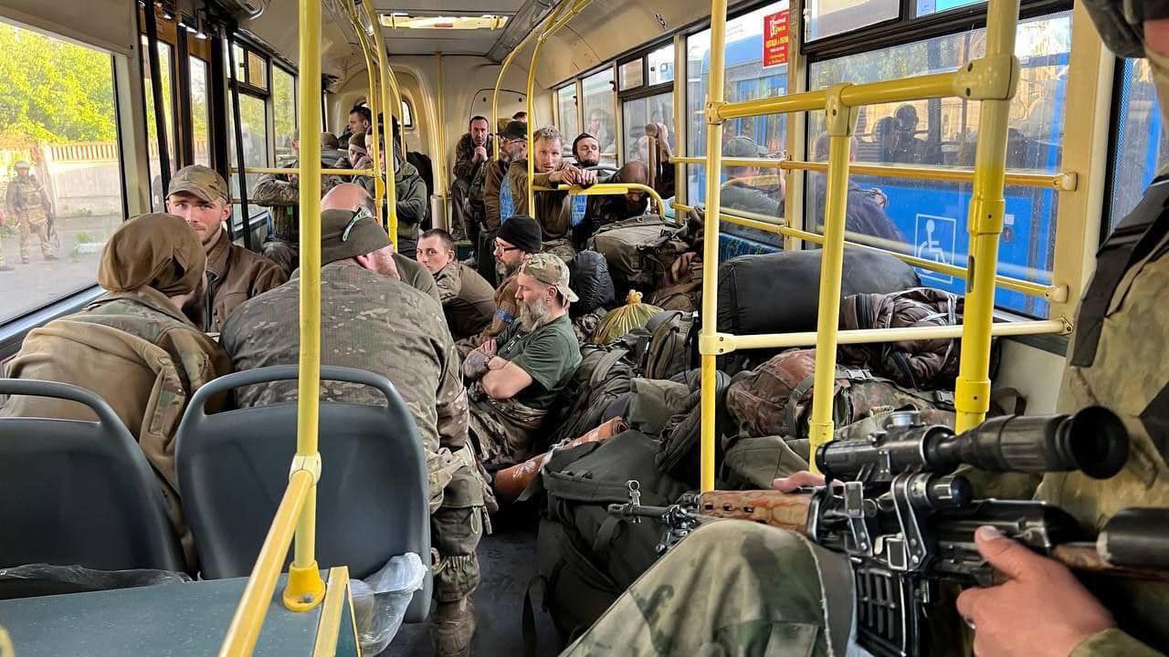 ЗМІ: росіяни зібралися допитувати українських військових з «Азовсталі», вони вже прибули в Оленівку