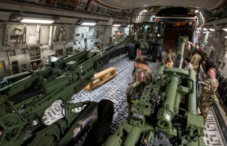 Пентагон показав нову партію гаубиць M777, яку відправляють в Україну