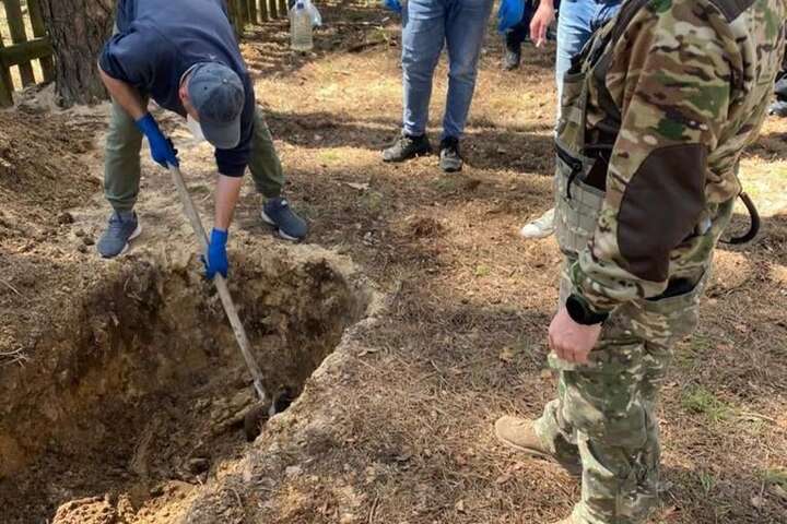 На Київщині знайшли тіла ще чотирьох розстріляних окупантами людей