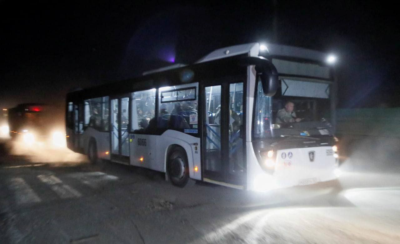 Близько 10 автобусів з українськими військовими виїхали з «Азовсталі» — ЗМІ