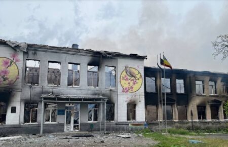 Російські окупанти обстріляли школу в Авдіївці забороненими фосфорними боєприпасами
