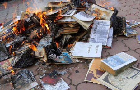 Послиня Британії показала спалені росіянами книжки з історії України