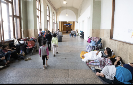 В Праге на Главном вокзале живут украинские ромы-беженцы, около 200 — ночуют в вагонах — мэр
