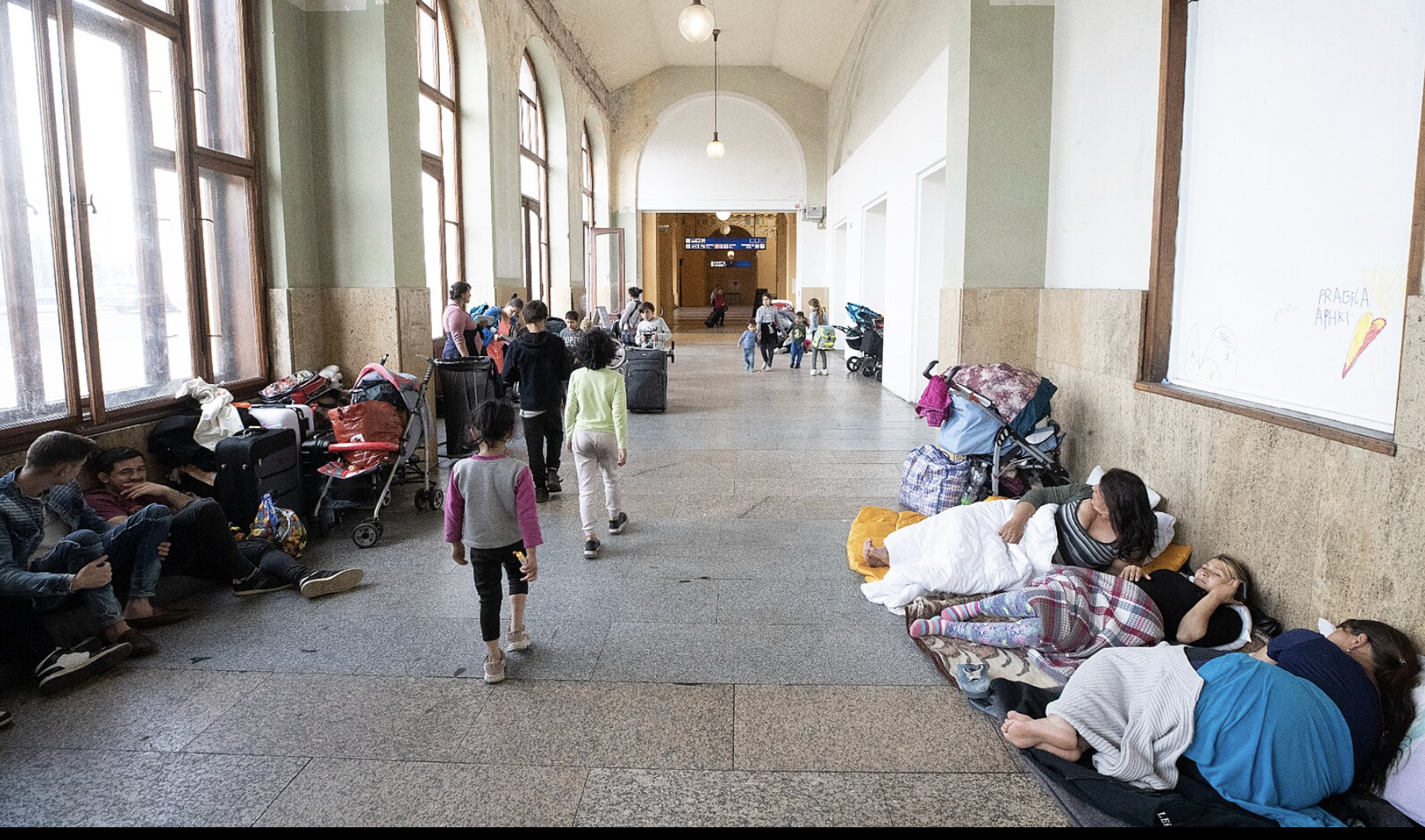 В Праге на Главном вокзале живут украинские ромы-беженцы, около 200 — ночуют в вагонах — мэр