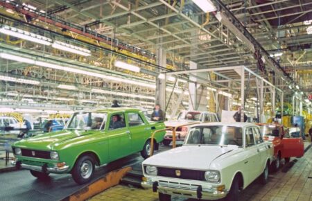Будуть випускати «історичні Москвичі» — росія націоналізувала заводи Renault