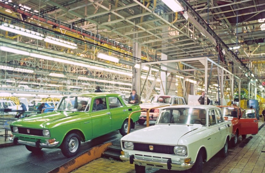 Будуть випускати «історичні Москвичі» — росія націоналізувала заводи Renault