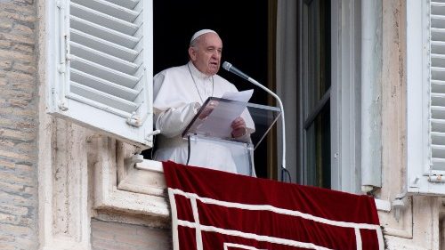 Папа Франциск назва бомбардування Маріуполя варварським та закликав надати гуманітарні коридори