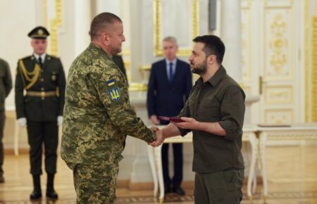 Зеленський вручив перші бойові відзнаки незалежної України