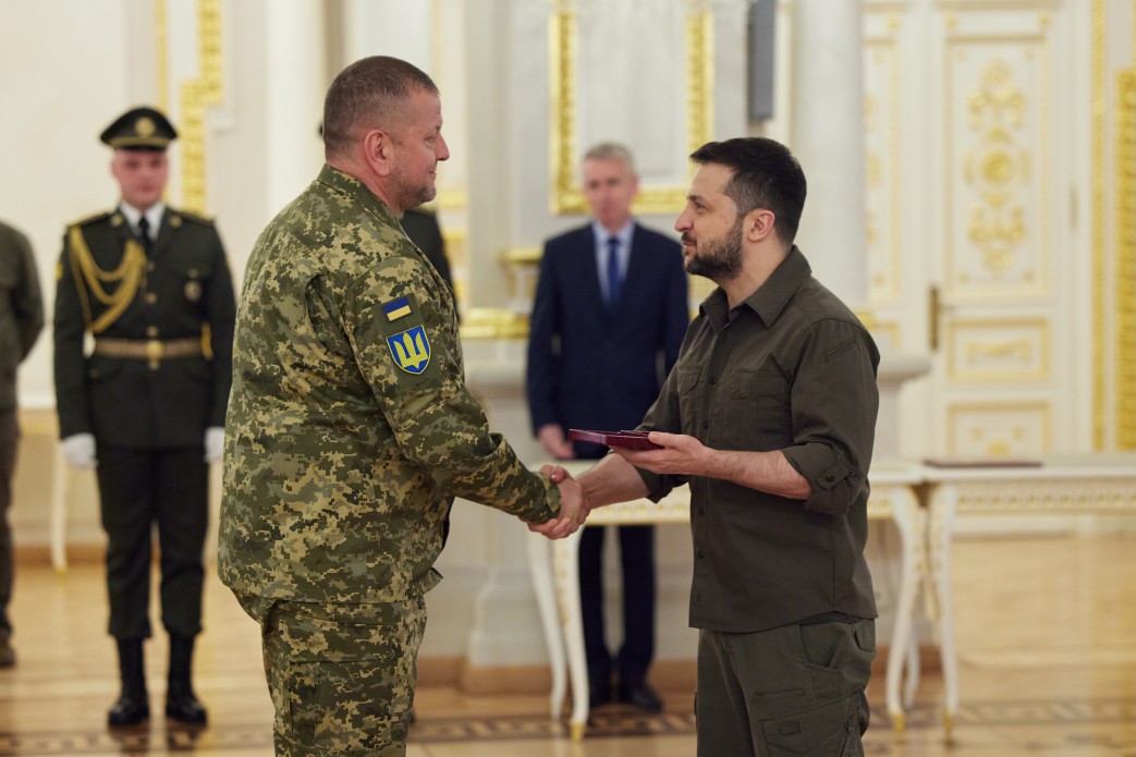 Зеленський вручив перші бойові відзнаки незалежної України