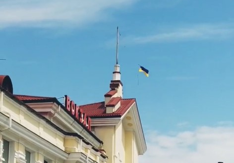 У тимчасово окупованому Херсоні над вокзалом замайорів прапор України (відео)