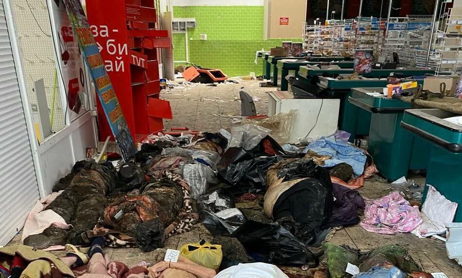 У Маріуполі окупанти складають тіла вбитих місцевих просто у супермаркеті — радник мера