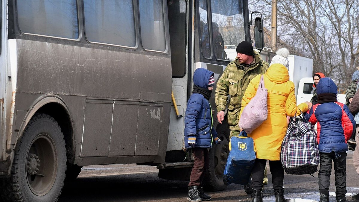 Почти 500 человек эвакуировали из «Азовстали» и Мариуполя
