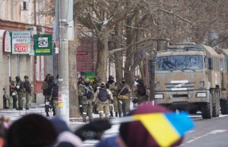 Окупанти ходять в цивільному, носять капюшони й мовчать — жителька тимчасово окупованого Херсона