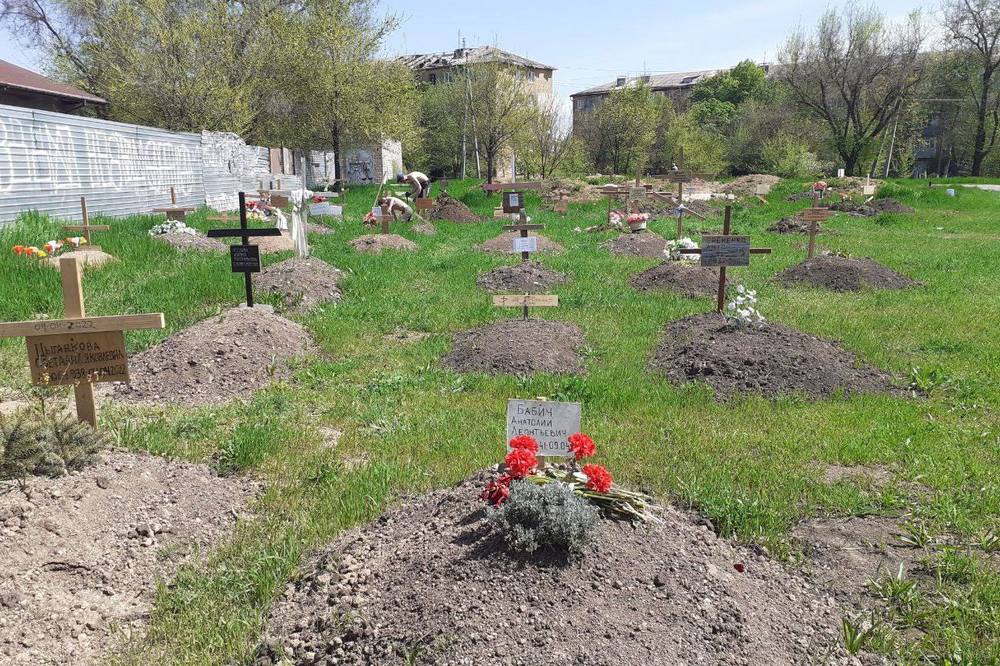 У Маріуполі російські окупанти викопують та вивозять тіла похованих загиблих містян