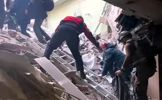 Полк «Азов» показав відео, як зі зруйнованого заводу «Азовсталь» евакуювали цивільних