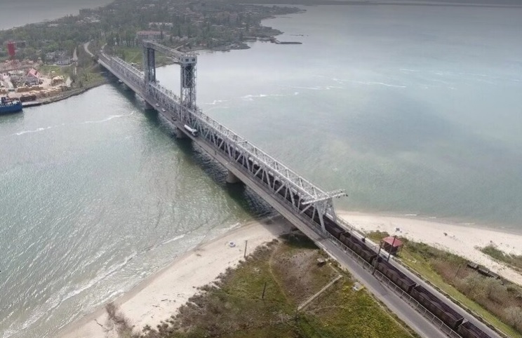 Російські окупанти вдарили ракетами по мосту через Дністровський лиман на Одещині