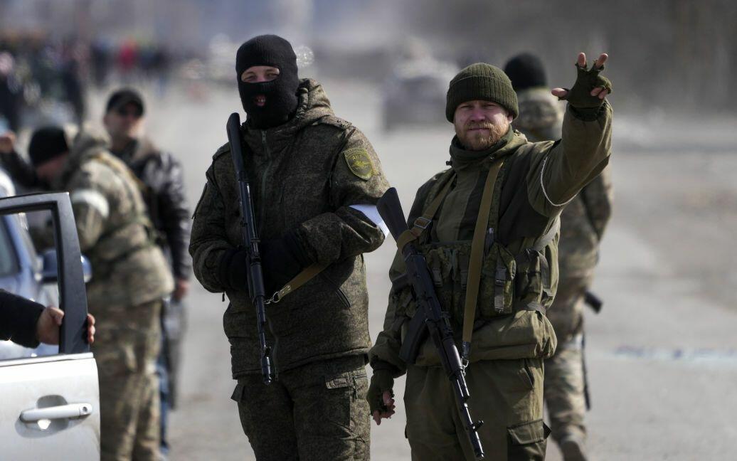 Російських окупантів знімають з бойових позицій для охорони «параду» в Маріуполі — розвідка