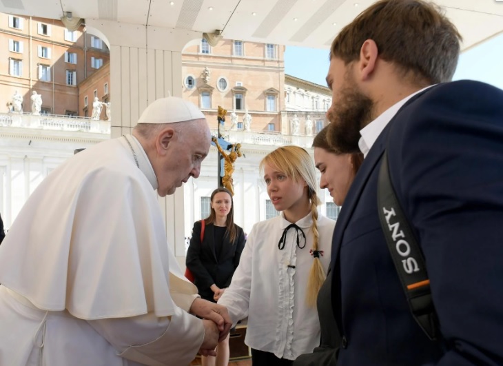 Папа Римський зустрівся з дружинами бійців полку «Азов»