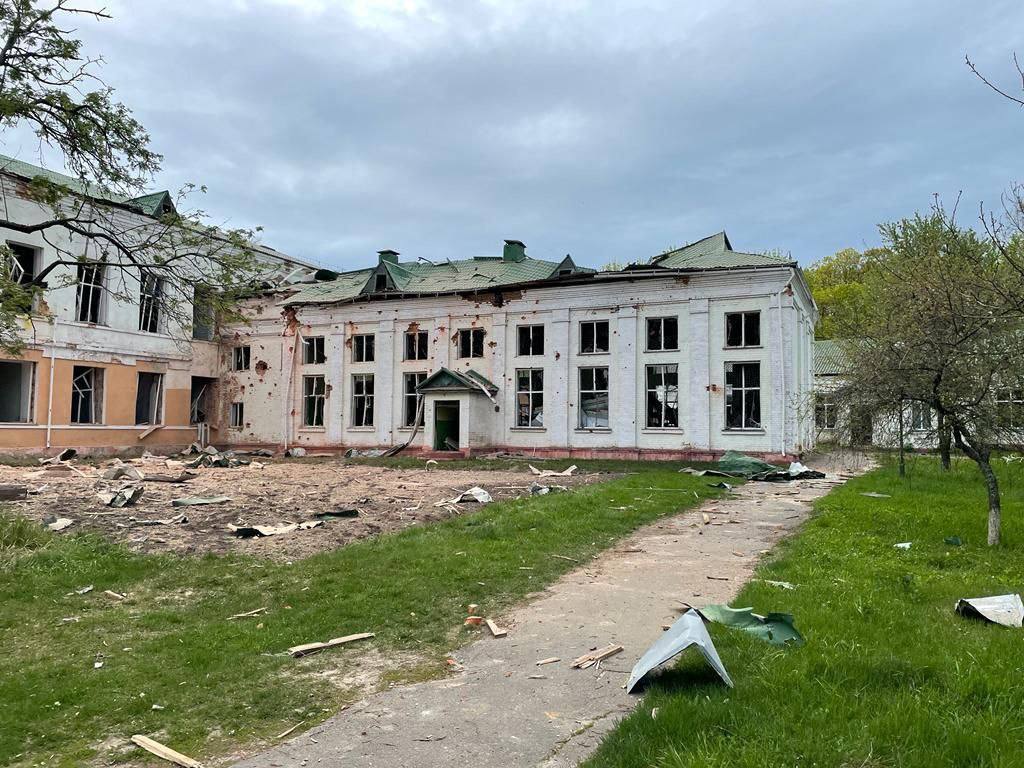 Унаслідок авіаудару по школі та інтернаті на Чернігівщині 3 людини загинули, 12 травмовані — ДСНС