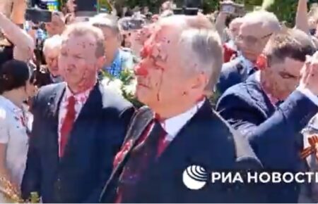 Посла росії у Польщі облили червоною фарбою