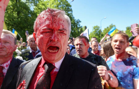 Росія чекає від Польщі офіційних вибачень через облитого «кров'ю» посла