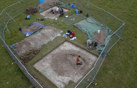 Археологи знайшли неподалік Стоунхенджа доісторичні мисливські ями