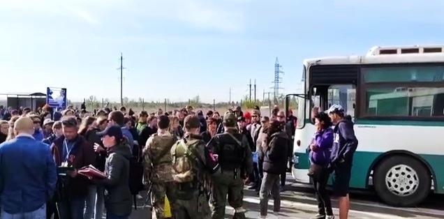 Окупанти продовжують «евакуацію» жителів Маріуполя: людям уже в автобусах повідомляють, що їх везуть у росію