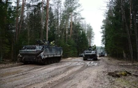 Литва готовит новую военную помощь Украине: бронетехнику, грузовики и внедорожники