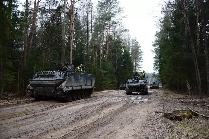 Литва готовит новую военную помощь Украине: бронетехнику, грузовики и внедорожники