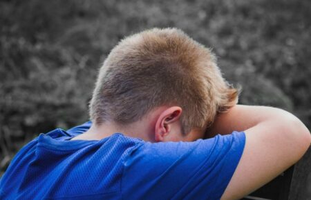 Чоловіки, яким забороняли плакати у дитинстві, часто не розуміють свої та чужі почуття — психологиня