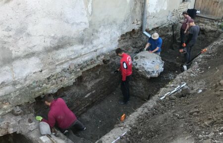 В Луцке археологи обнаружили вход в три подземные комнаты монастыря шариток (фото)