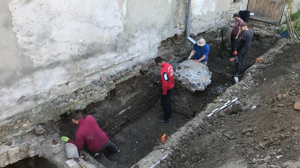 У Луцьку археологи виявили вхід до трьох підземних кімнат монастиря шариток