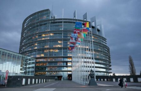Европаламент принял резолюцию, которой рекомендовал предоставить Украине статус кандидата на вступление в ЕС — DW