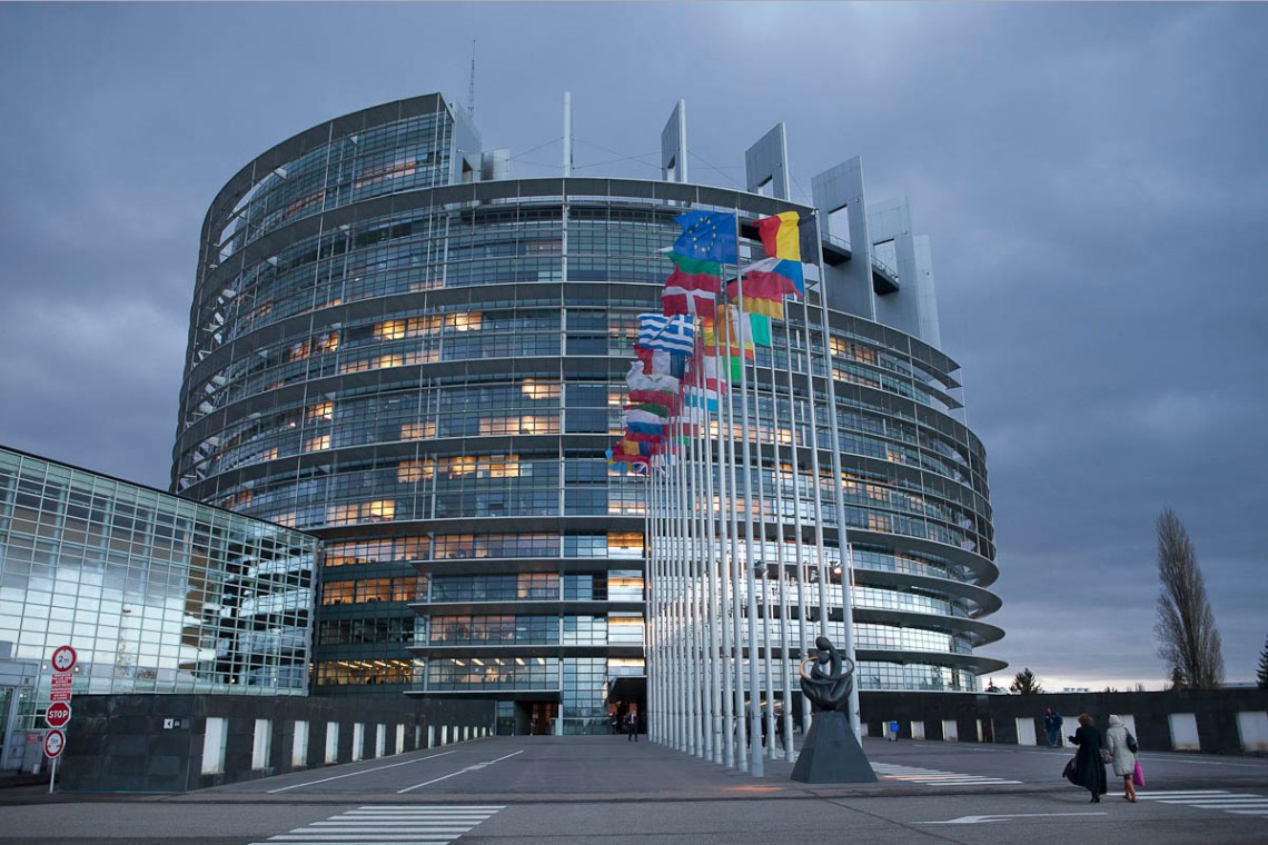 Европаламент принял резолюцию, которой рекомендовал предоставить Украине статус кандидата на вступление в ЕС — DW