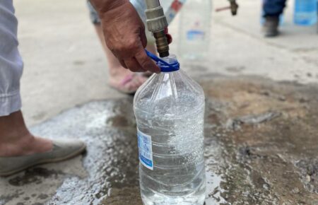 В Мариуполе жители записываются в очередь за питьевой водой — Андрющенко